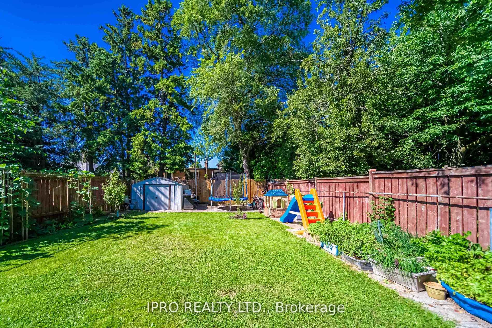 1512 Sandgate Crescent photo 35