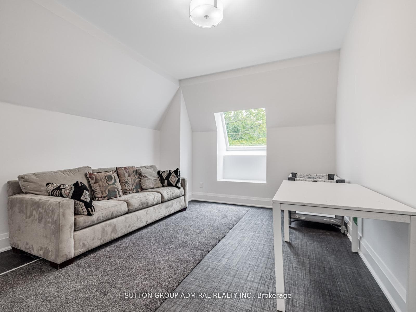 11 Frontenac Avenue photo 32