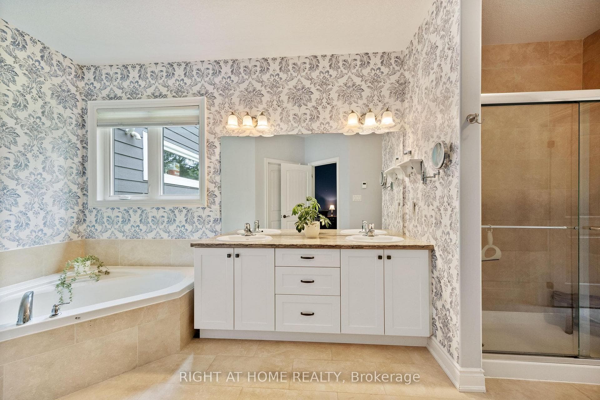 1696 Georgian Heights Boulevard photo 20