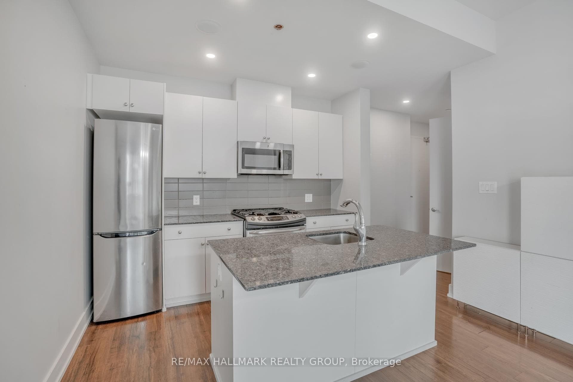100 Champagne Avenue Unit 1004 photo 3