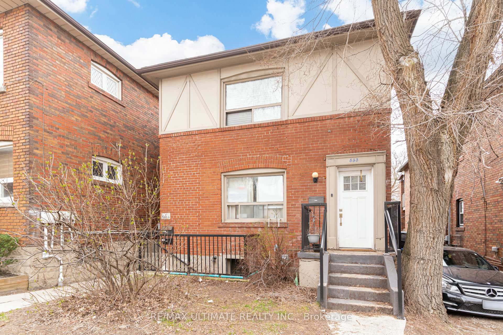 533 Kingston Road photo 1