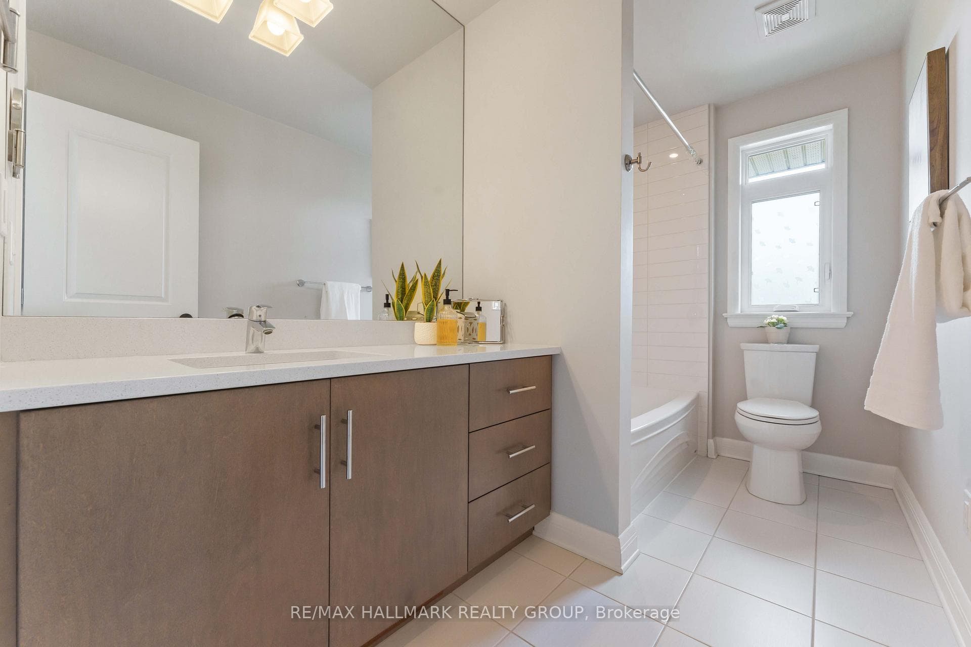 155 Escarpment Crescent photo 28