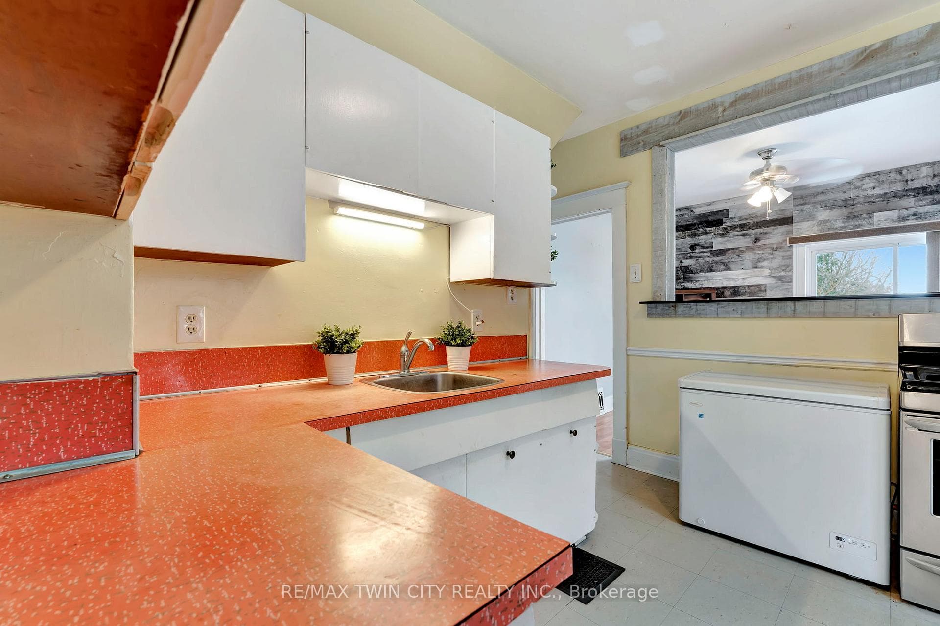 154 Tiffany Street photo 9