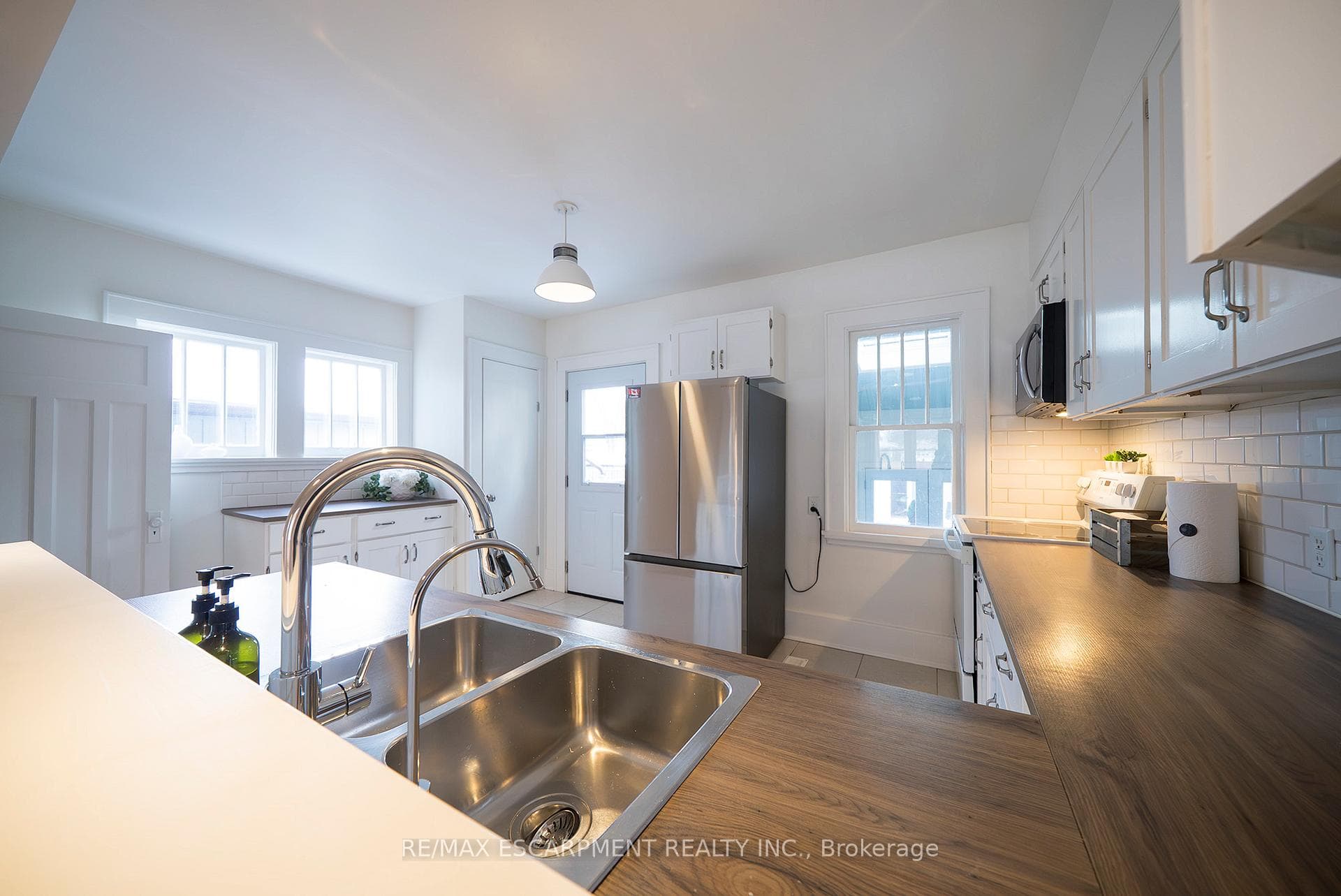 65 1/2 Dundas Street photo 9