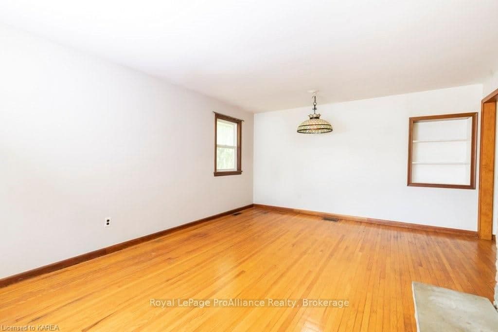 223 YONGE Street photo 11