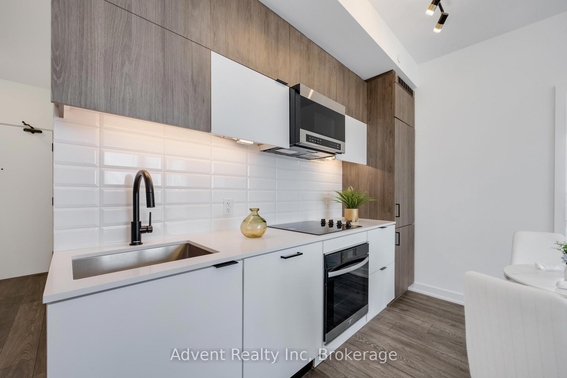 8888 YONGE Street Unit 412 photo 4