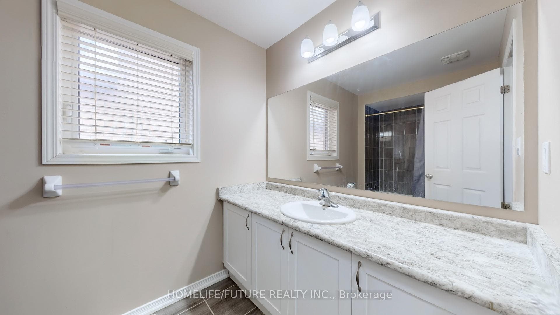 2372 Equestrian Crescent photo 40