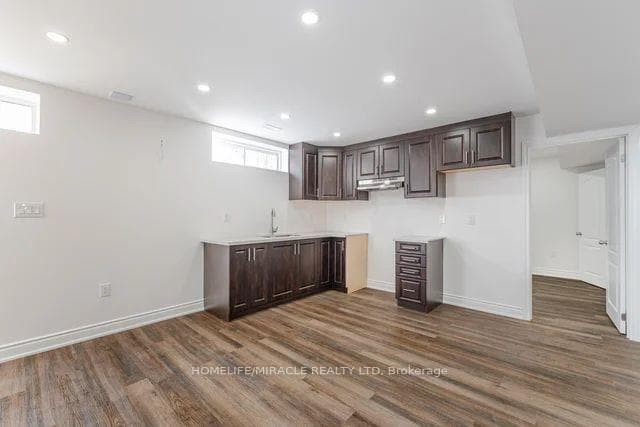 84 Roulette Crescent photo 47