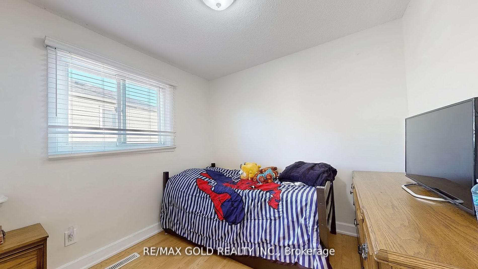 12 Royal Colwood Court photo 31