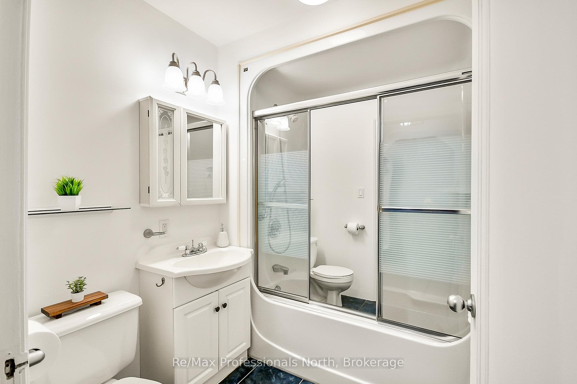 655 MARY Street photo 7