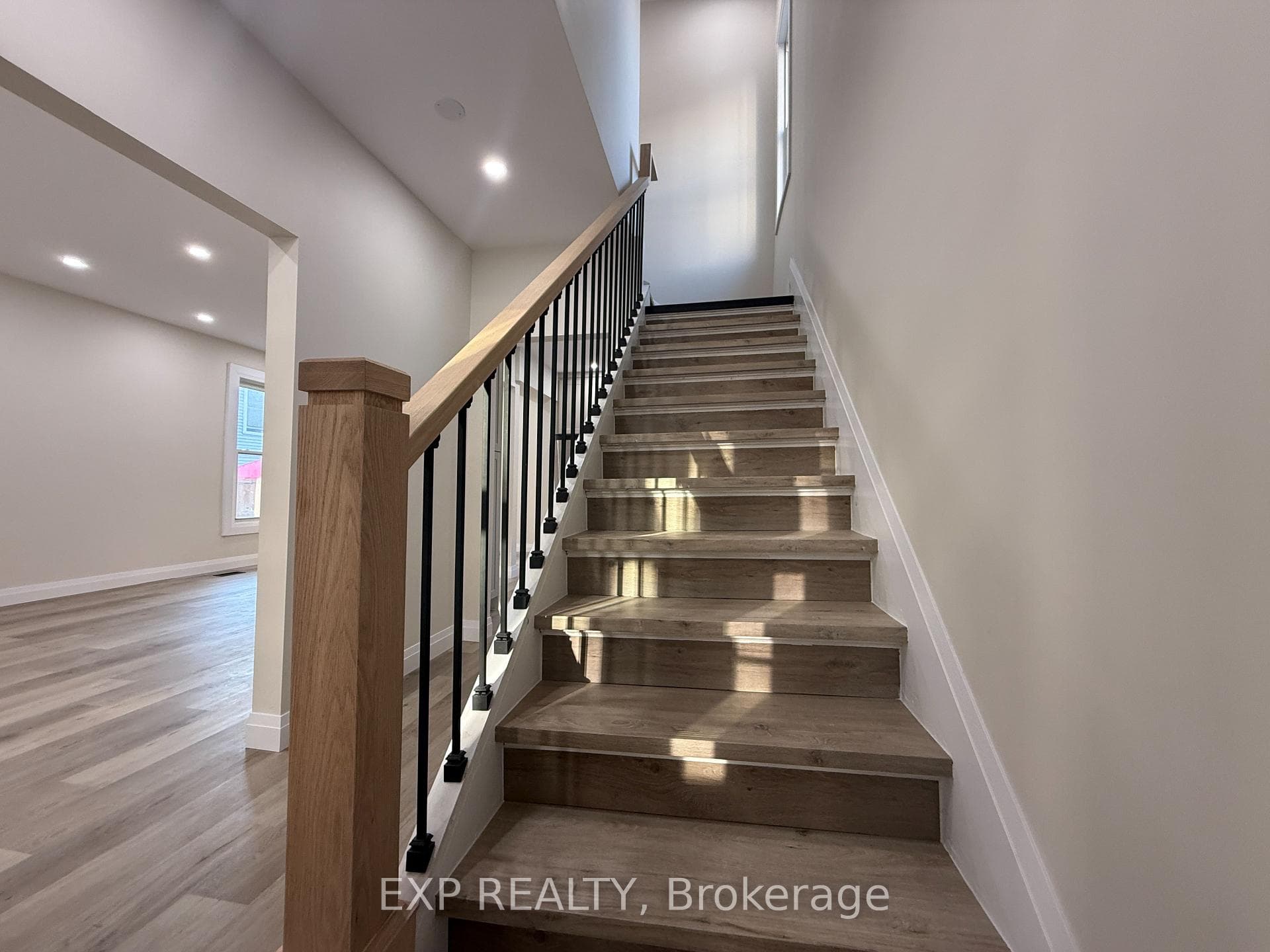 122 Alice Street Unit Upper photo 3