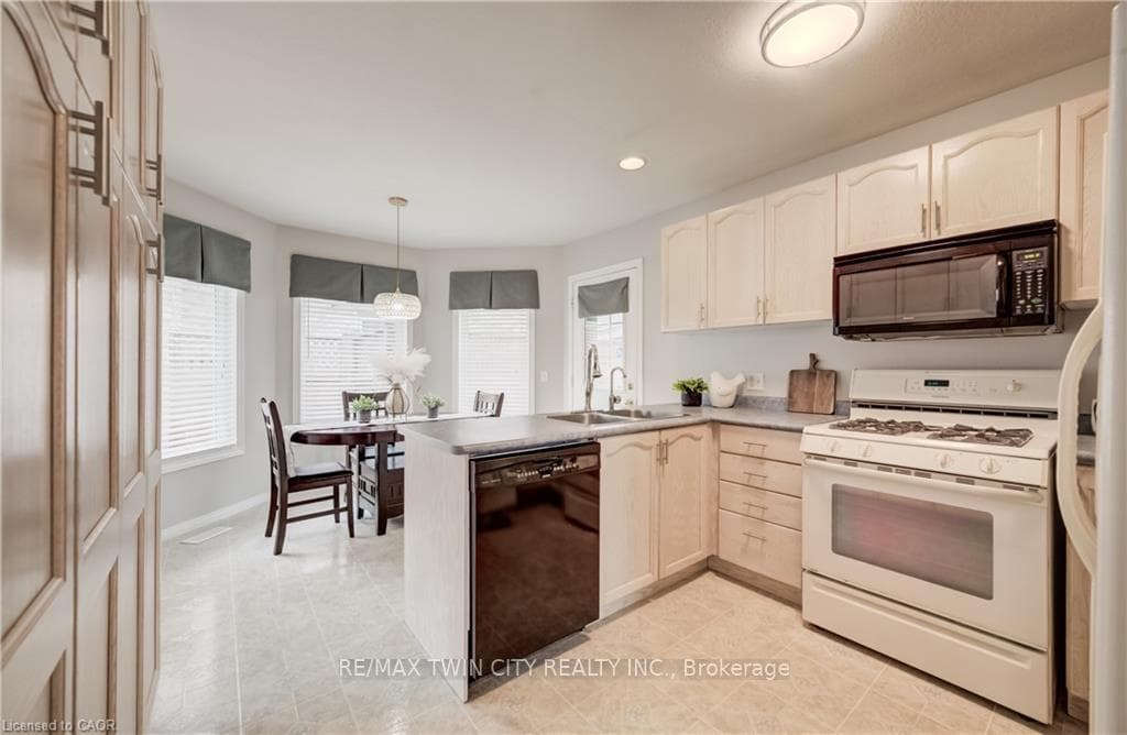 27 CHANDOS Drive photo 10