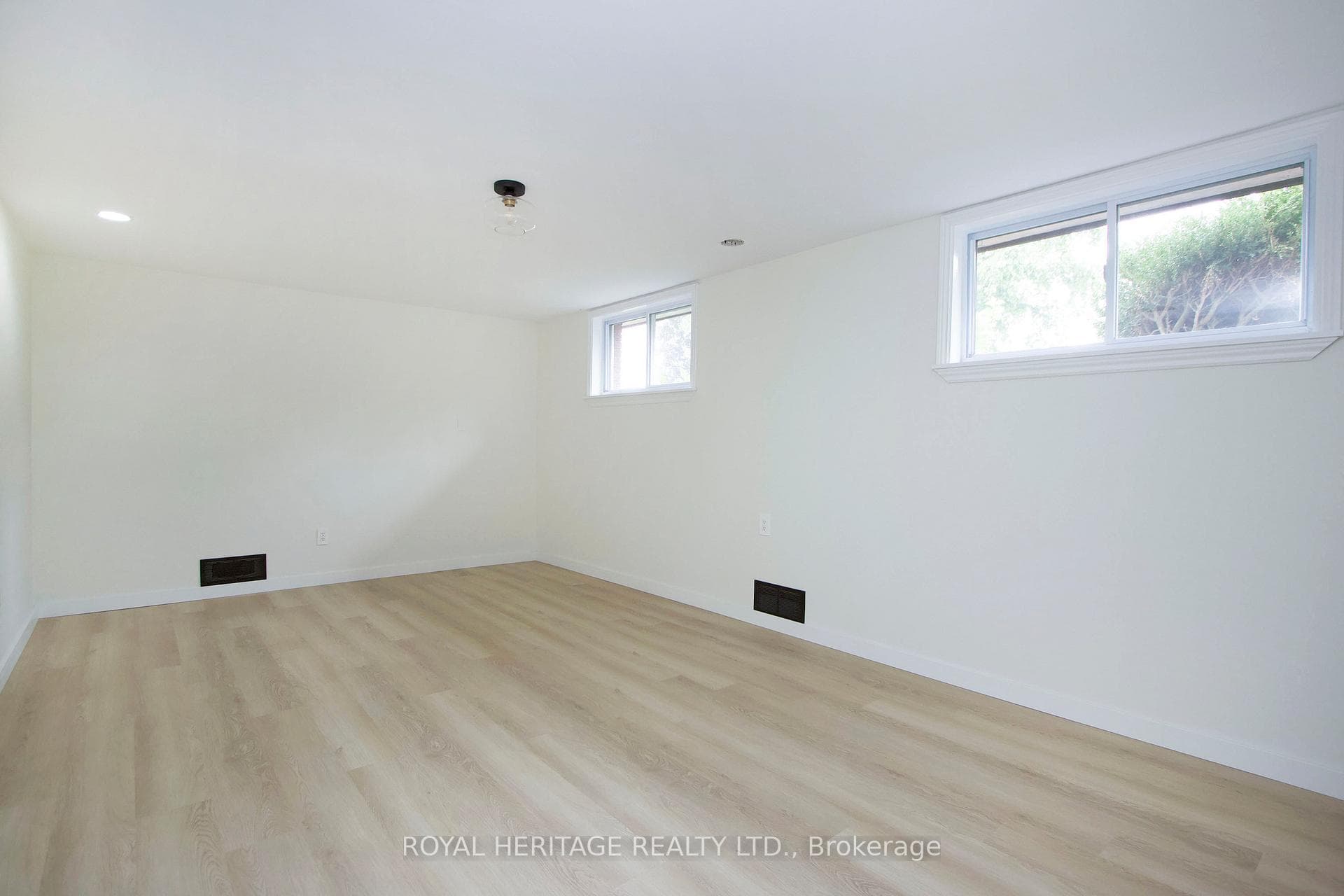 689 Cedarvale Crescent photo 21