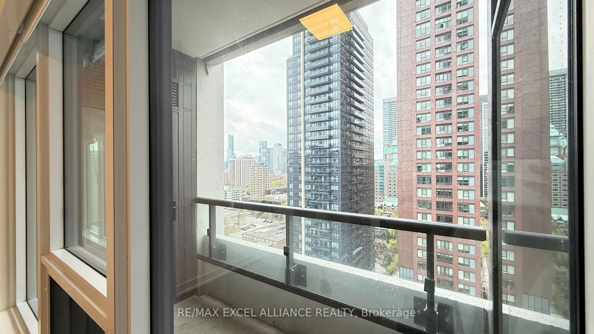 609 Sherbourne Street Unit 1702 photo 6