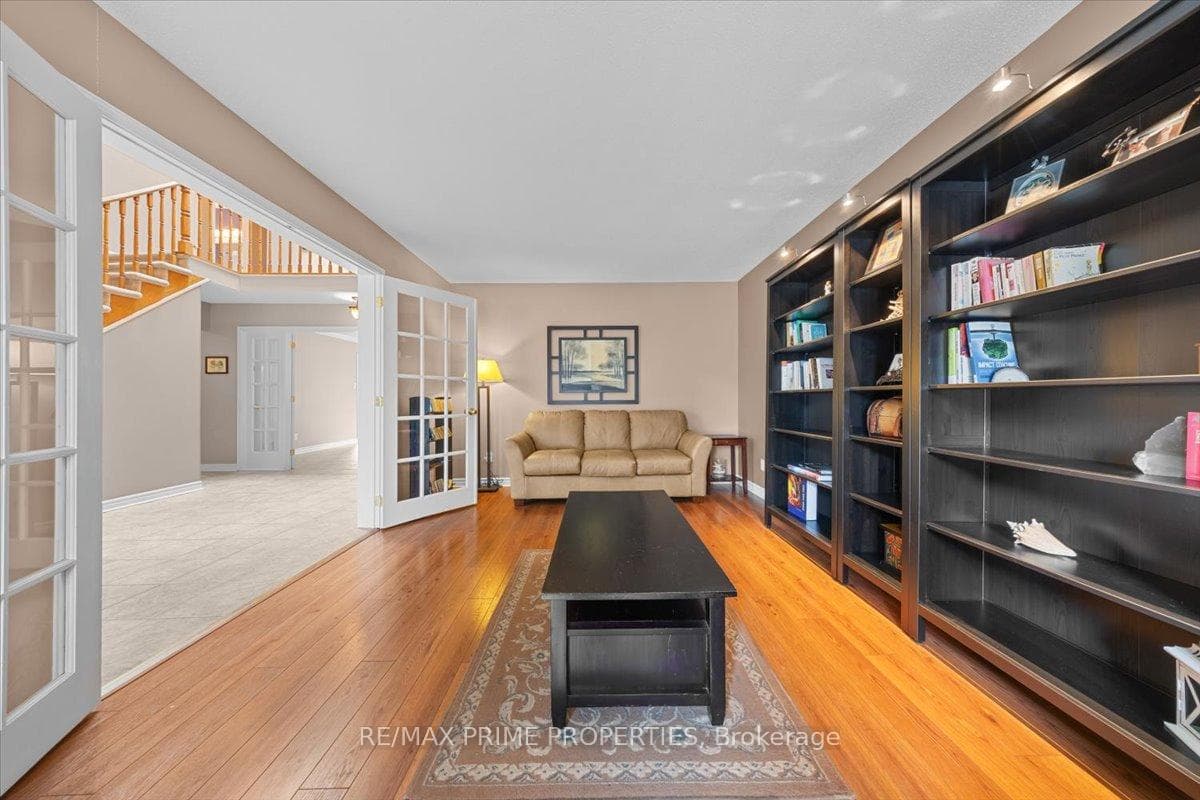 556 Falwyn Crescent photo 8