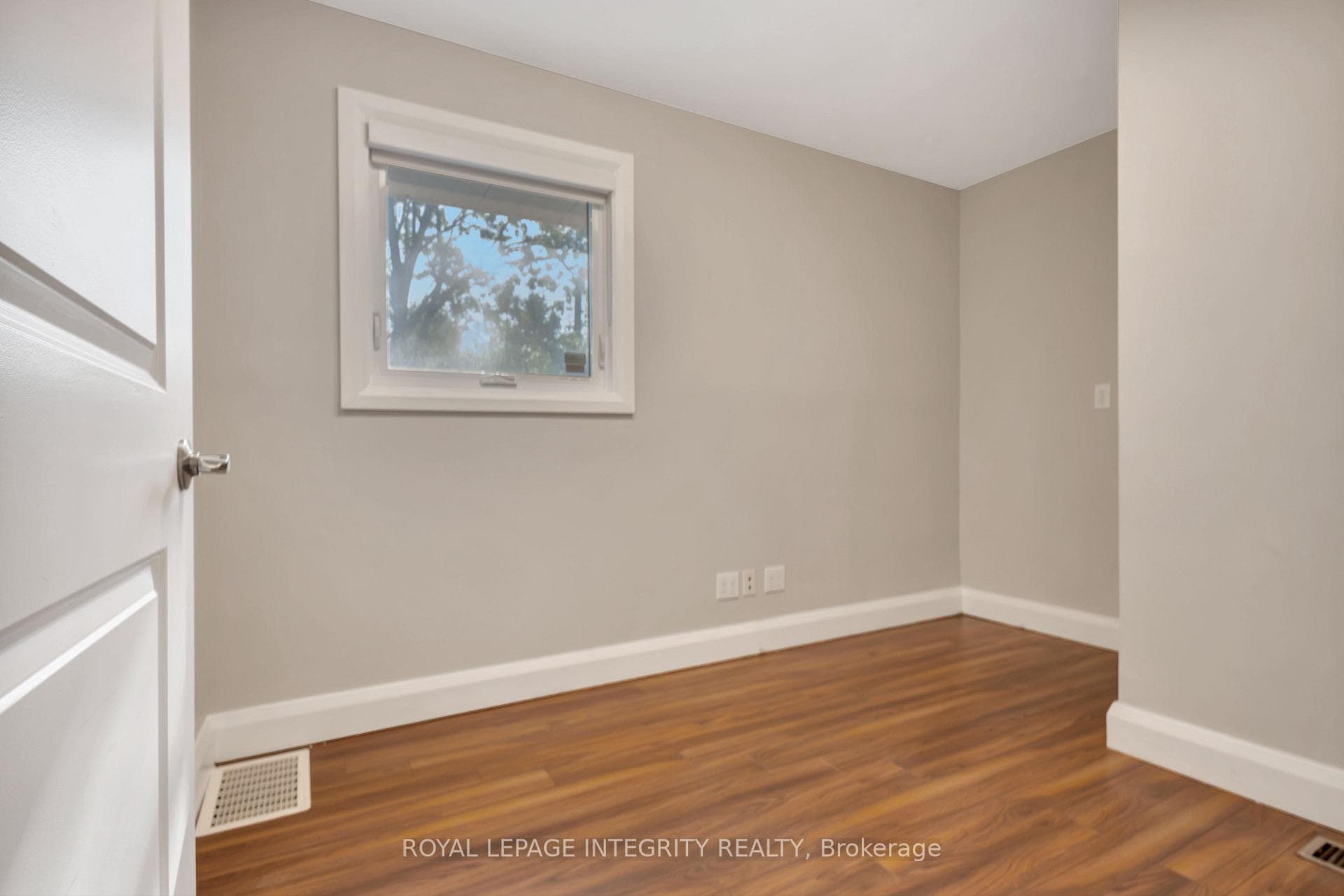 1443 Woodroffe Avenue photo 18