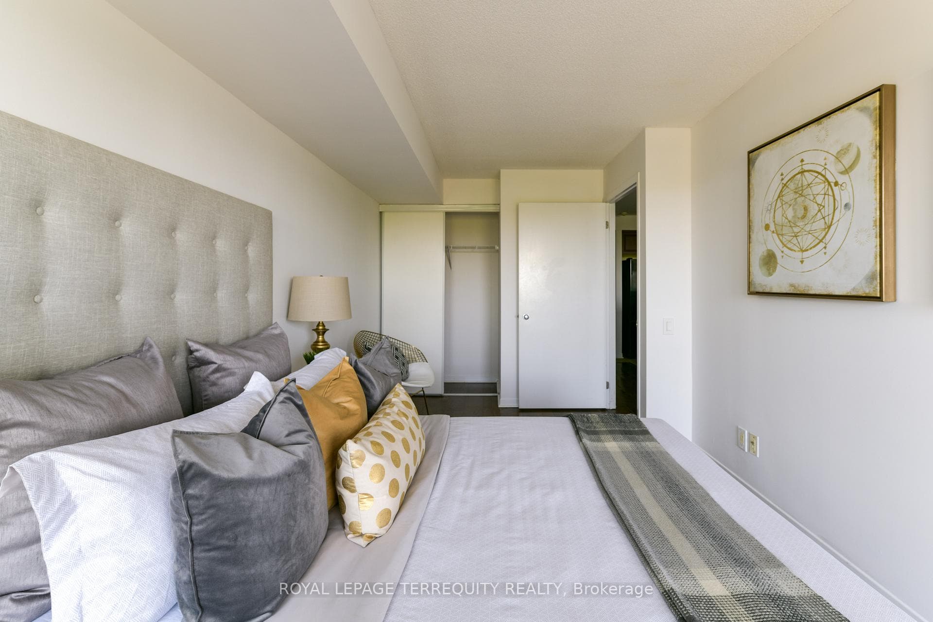1040 The Queensway N/A Unit 705 photo 33