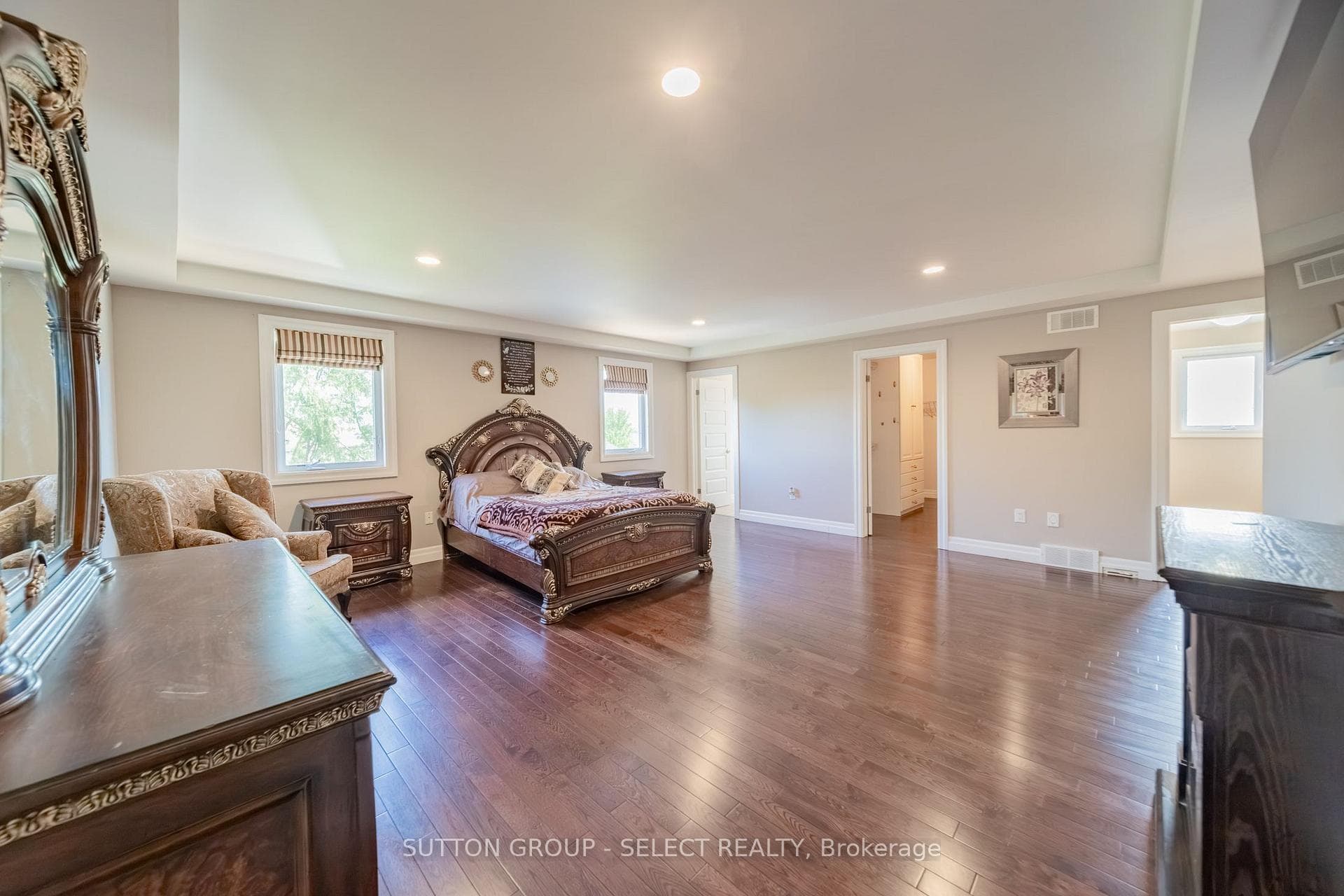 Master Suite w/ 5-pc Ensuite, Walk-in Closet