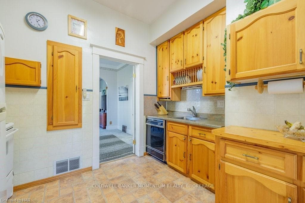 4667 SIXTH Avenue photo 15