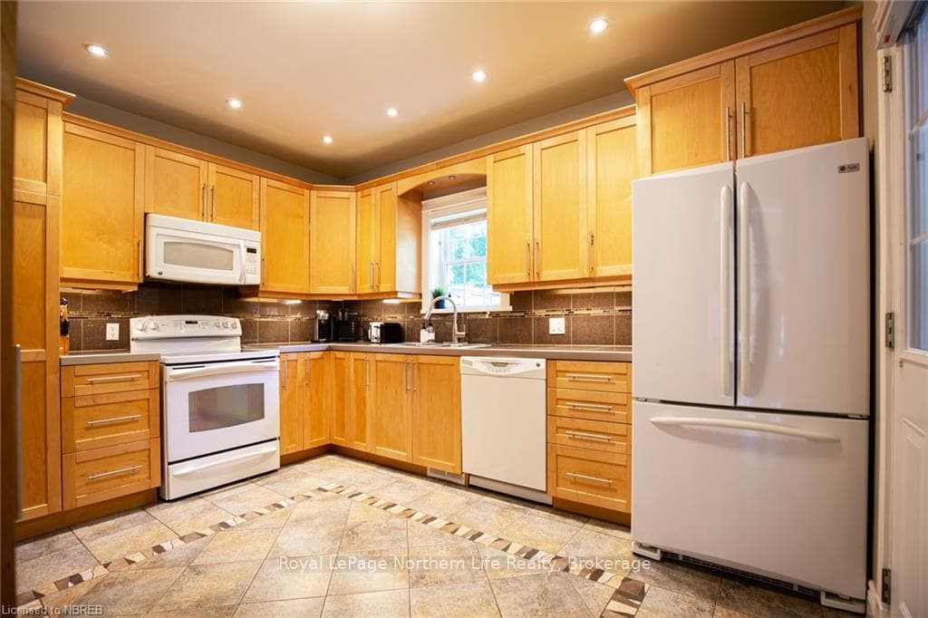 832 JOHN Street photo 14