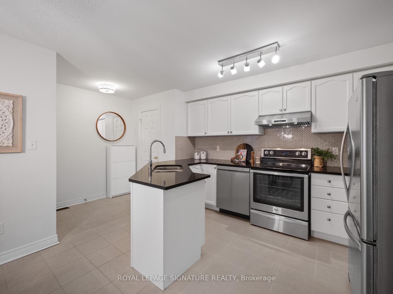 5553 Lawrence Avenue photo 15