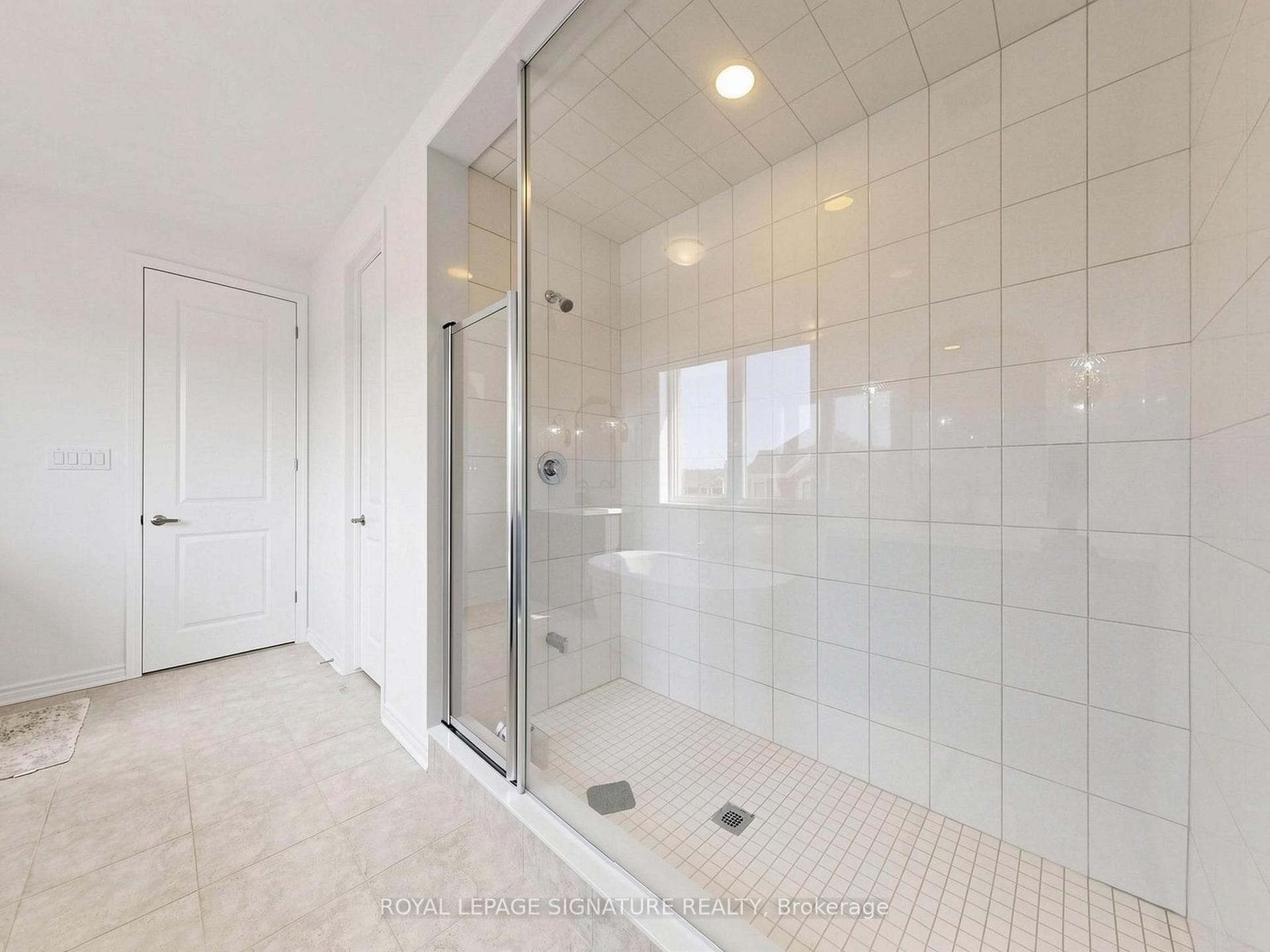 635 Newlove Street photo 32