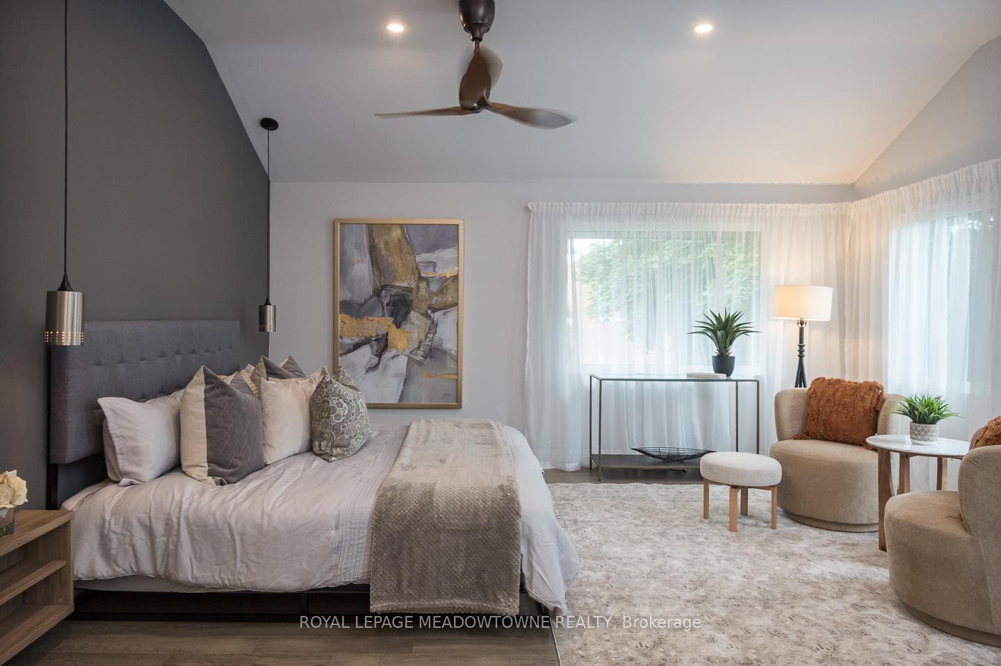Primary bdrm W/In closet & sitting are