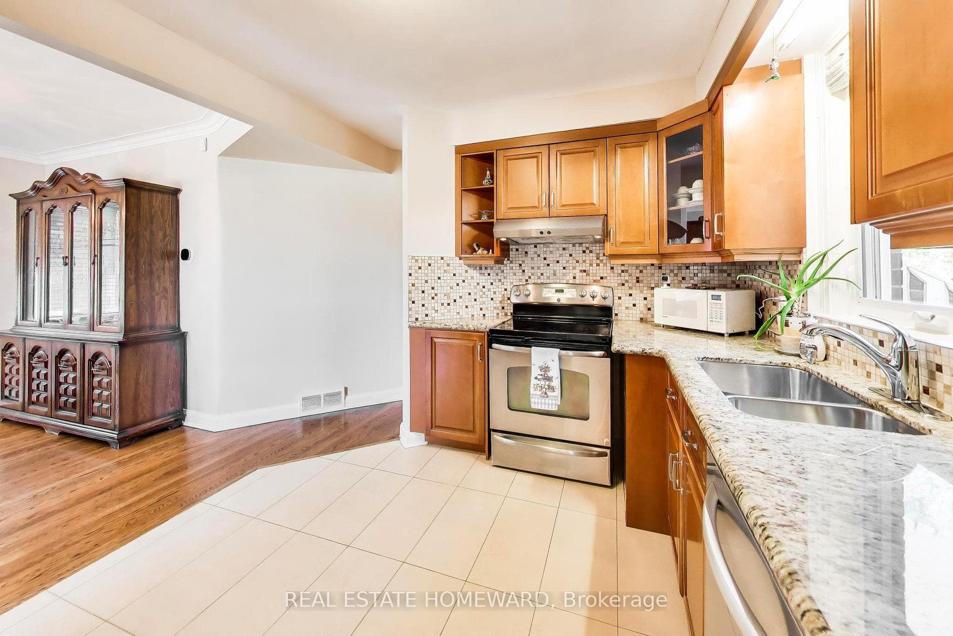 Granite countertops, stainless steel appliances