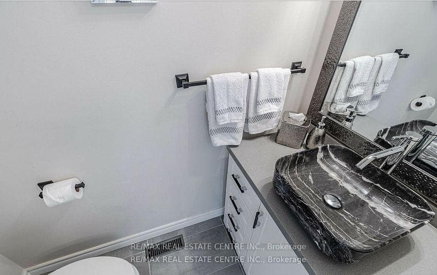 2046 Glenada Crescent photo 17