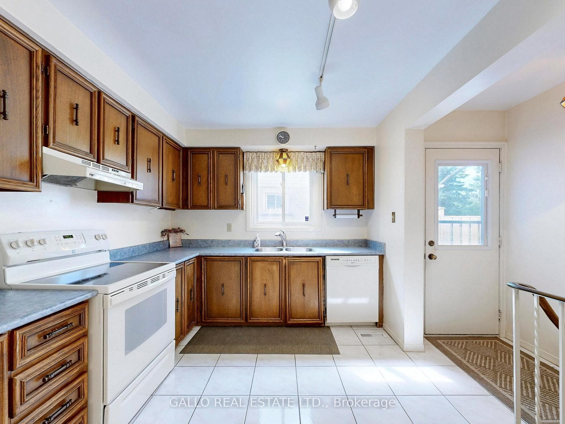 155 Goldhawk Trail photo 9