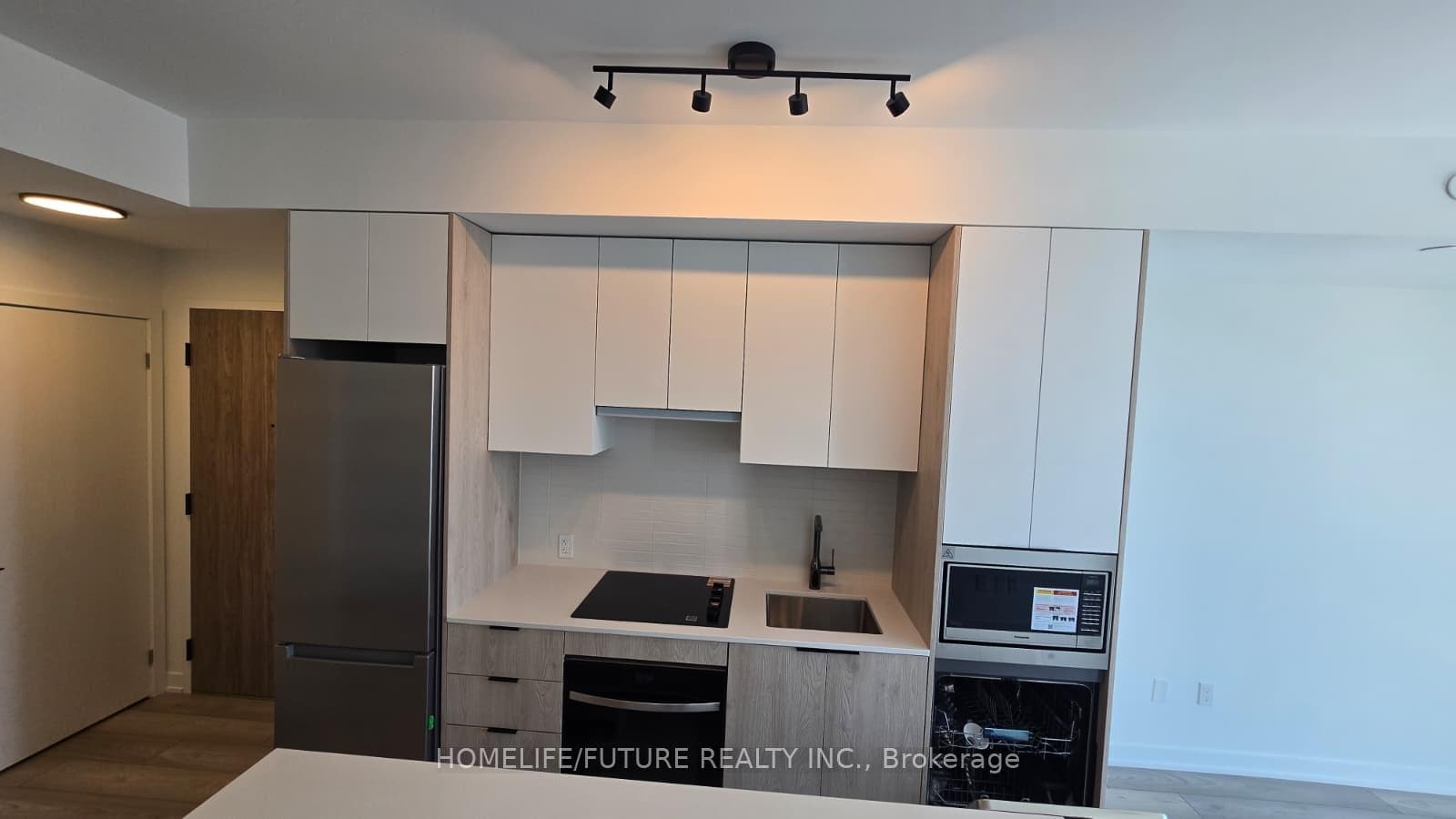 1007 The Queens Way Unit 1022 photo 2