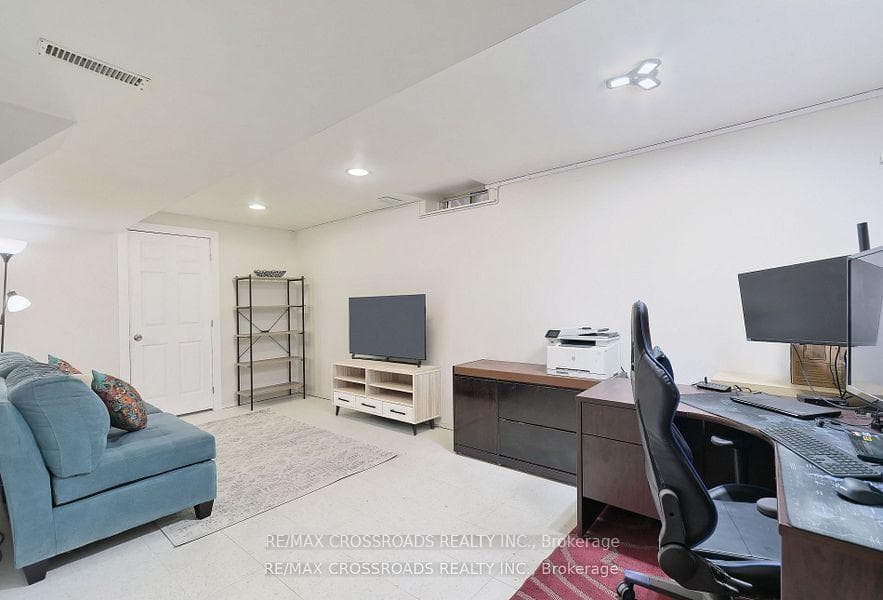 1442 Largo Crescent photo 27