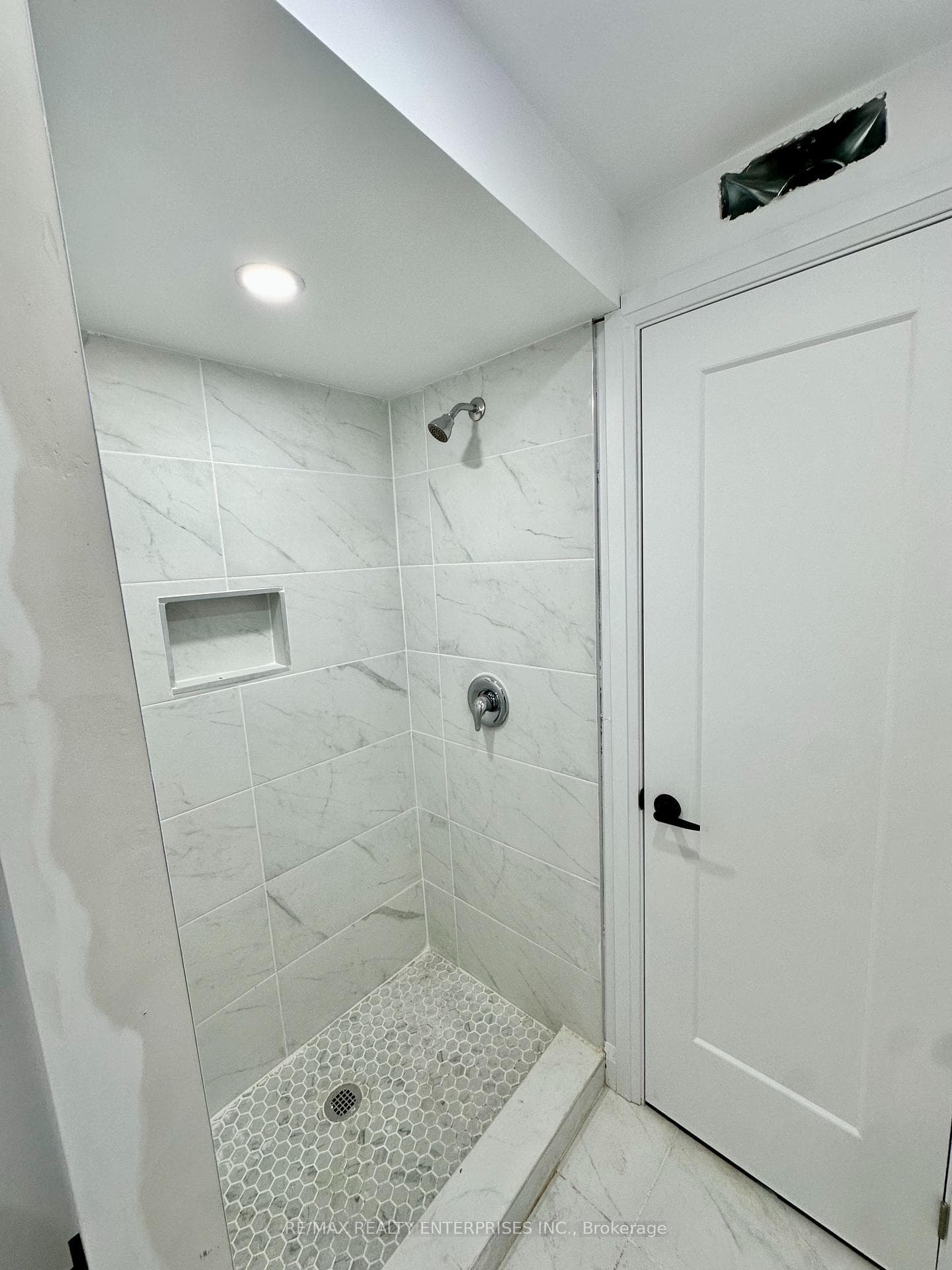 154 Thames Way Unit Basement photo 6