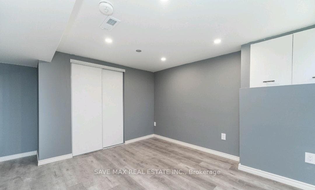 6549 Riall Street Unit Lower photo 3