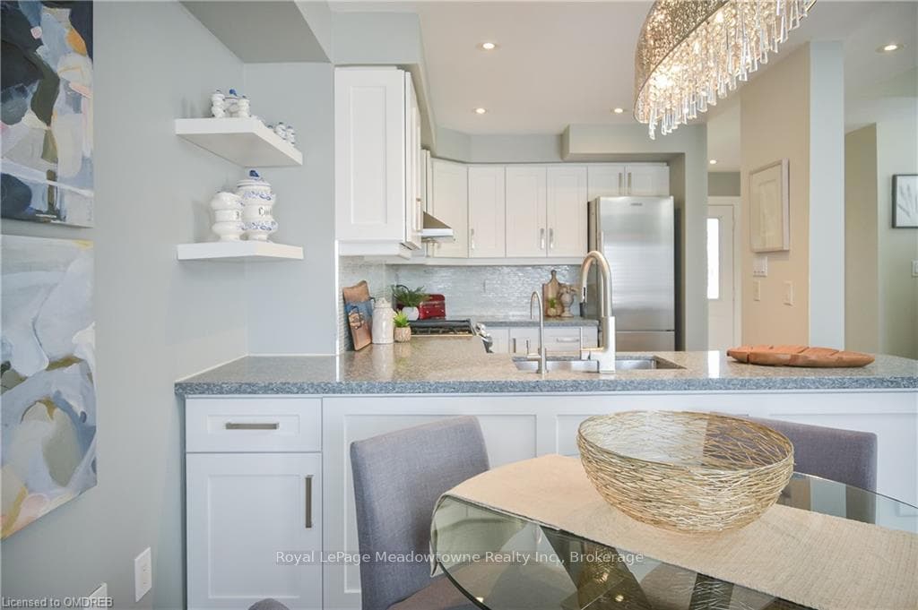 51 MOWAT Crescent photo 16