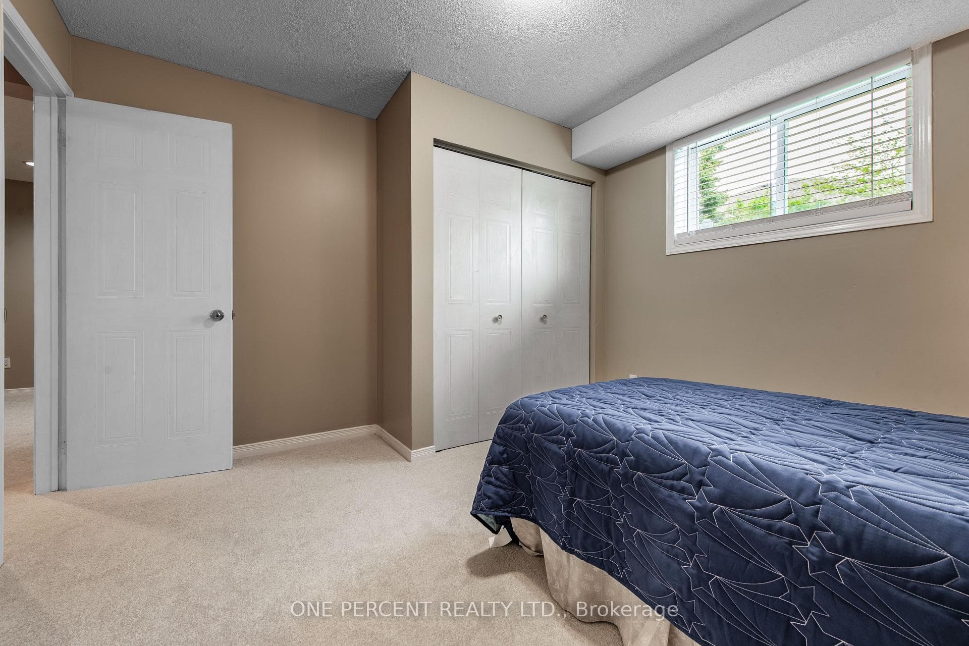 240 Walsh Crescent photo 29