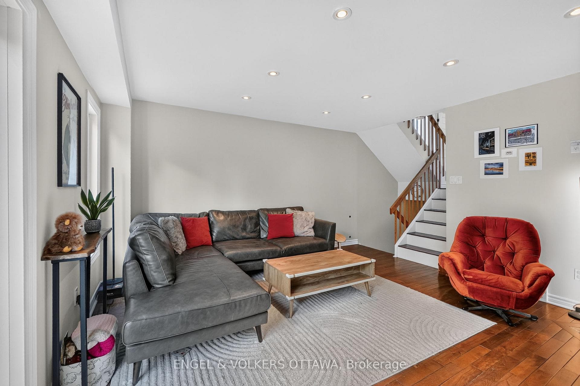 258 Carillon Street photo 15