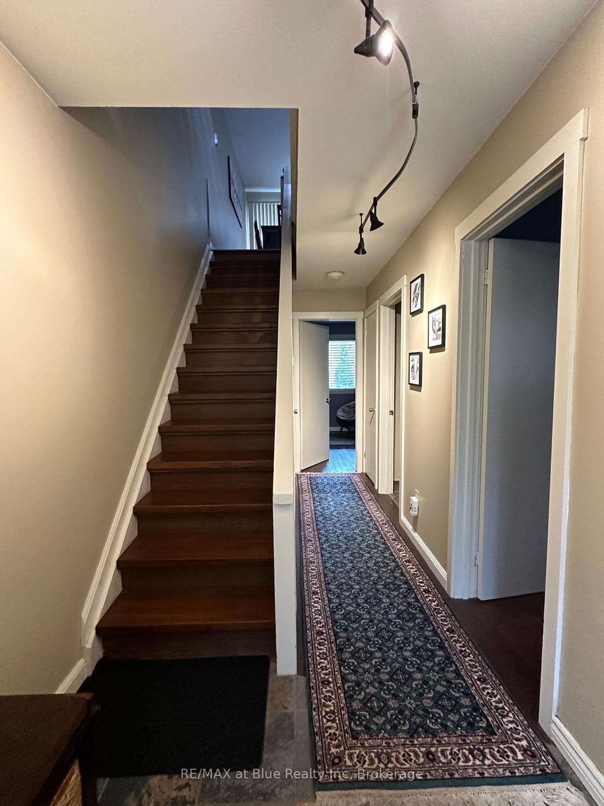 200 ESCARPMENT Crescent photo 22