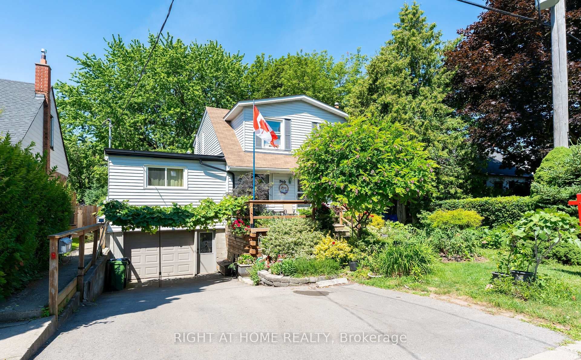 30 Allister Avenue photo 3