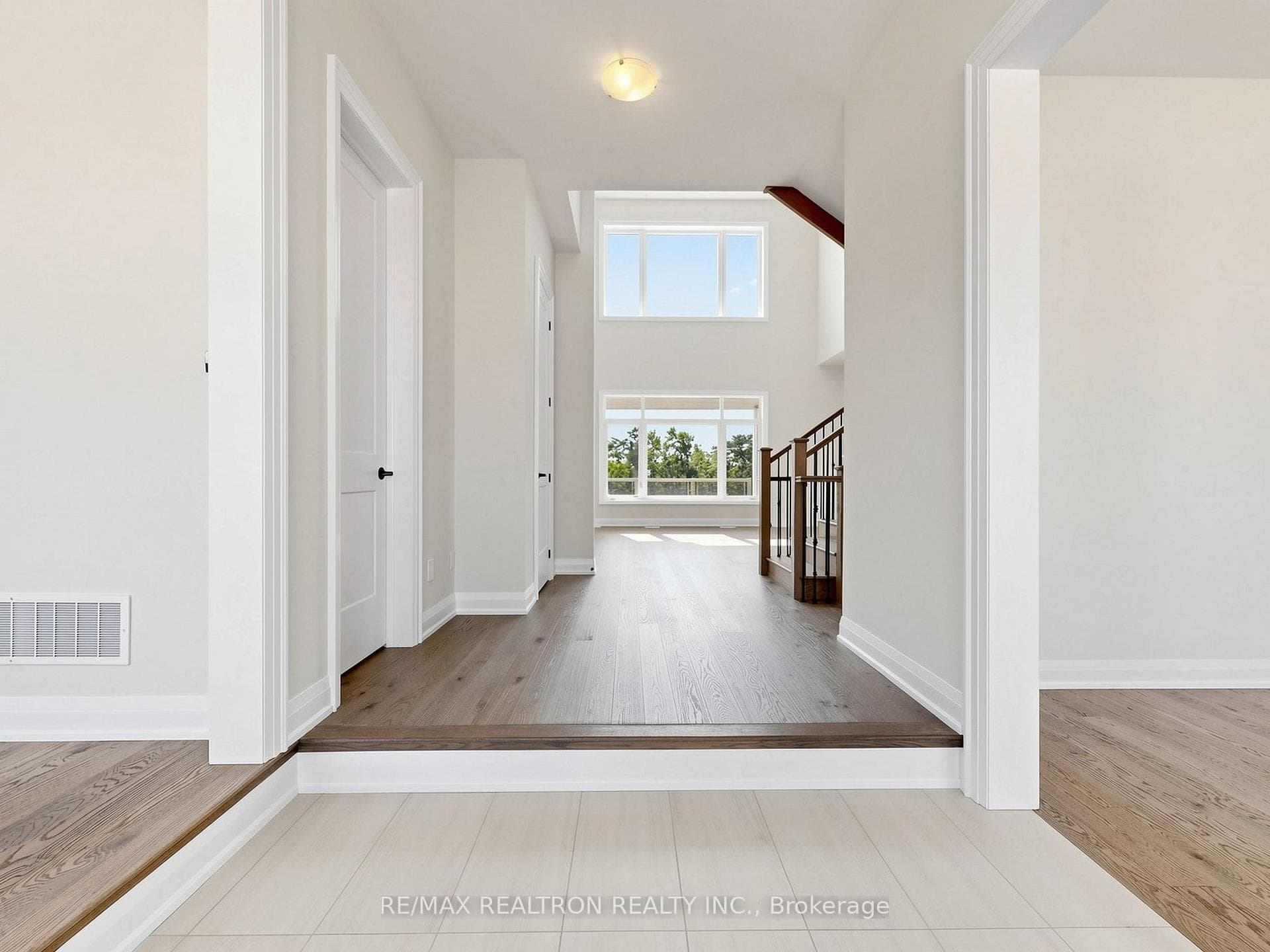 8 Radome Drive photo 4