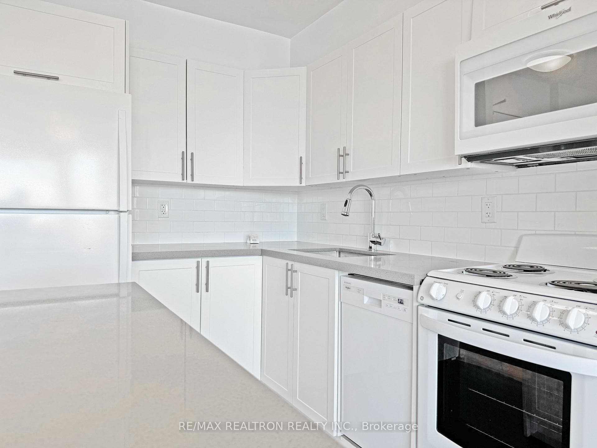 666 Spadina Avenue Unit 810 photo 4