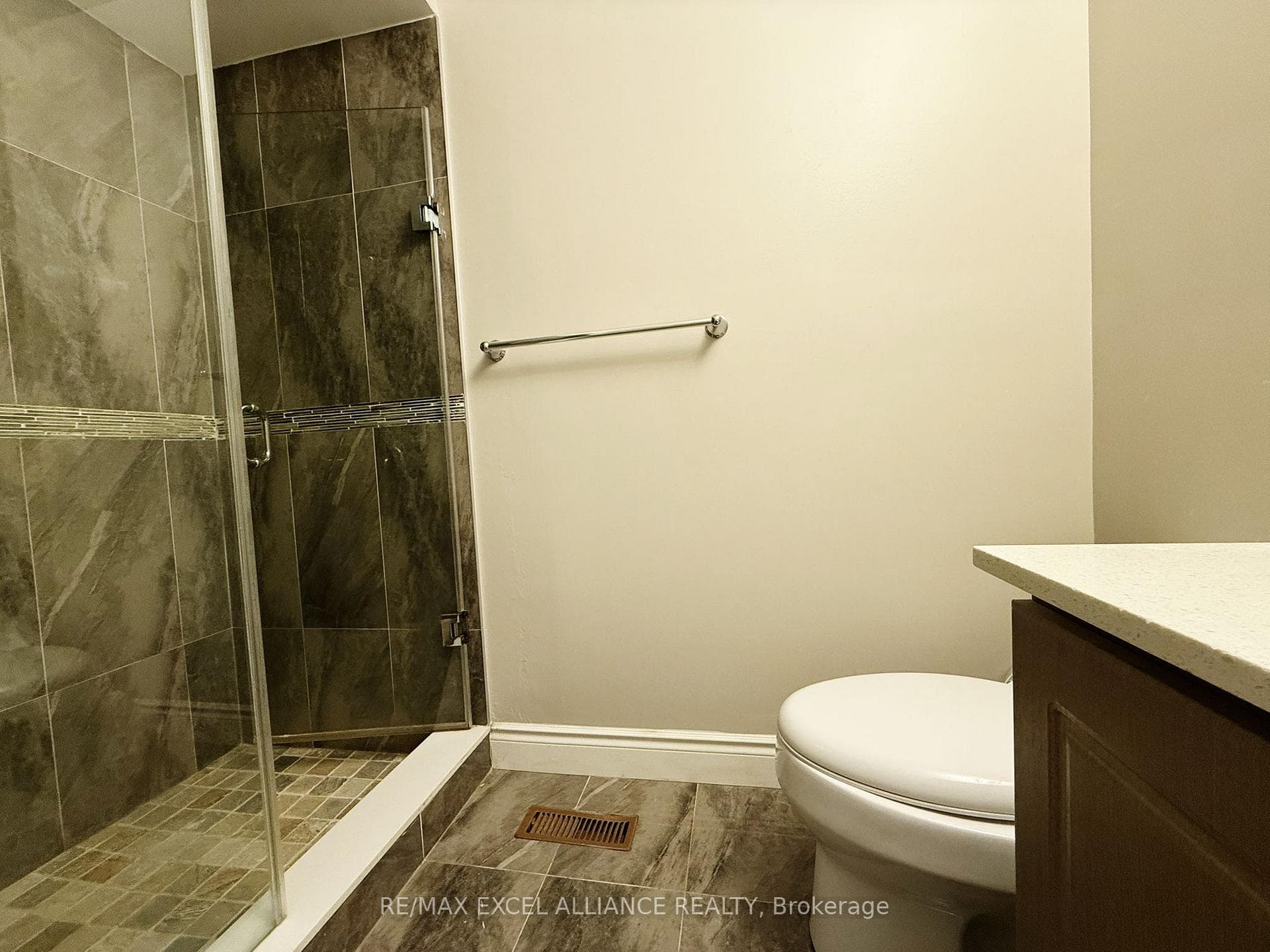 1005 Lucerne Crescent photo 15