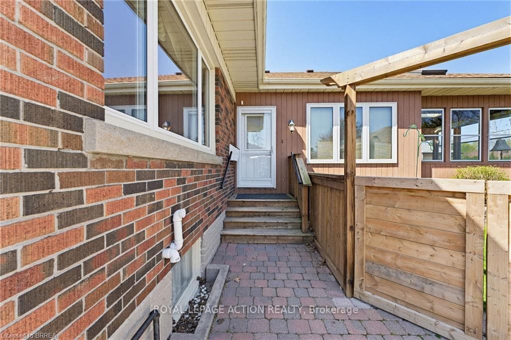 90 Henderson Avenue photo 3