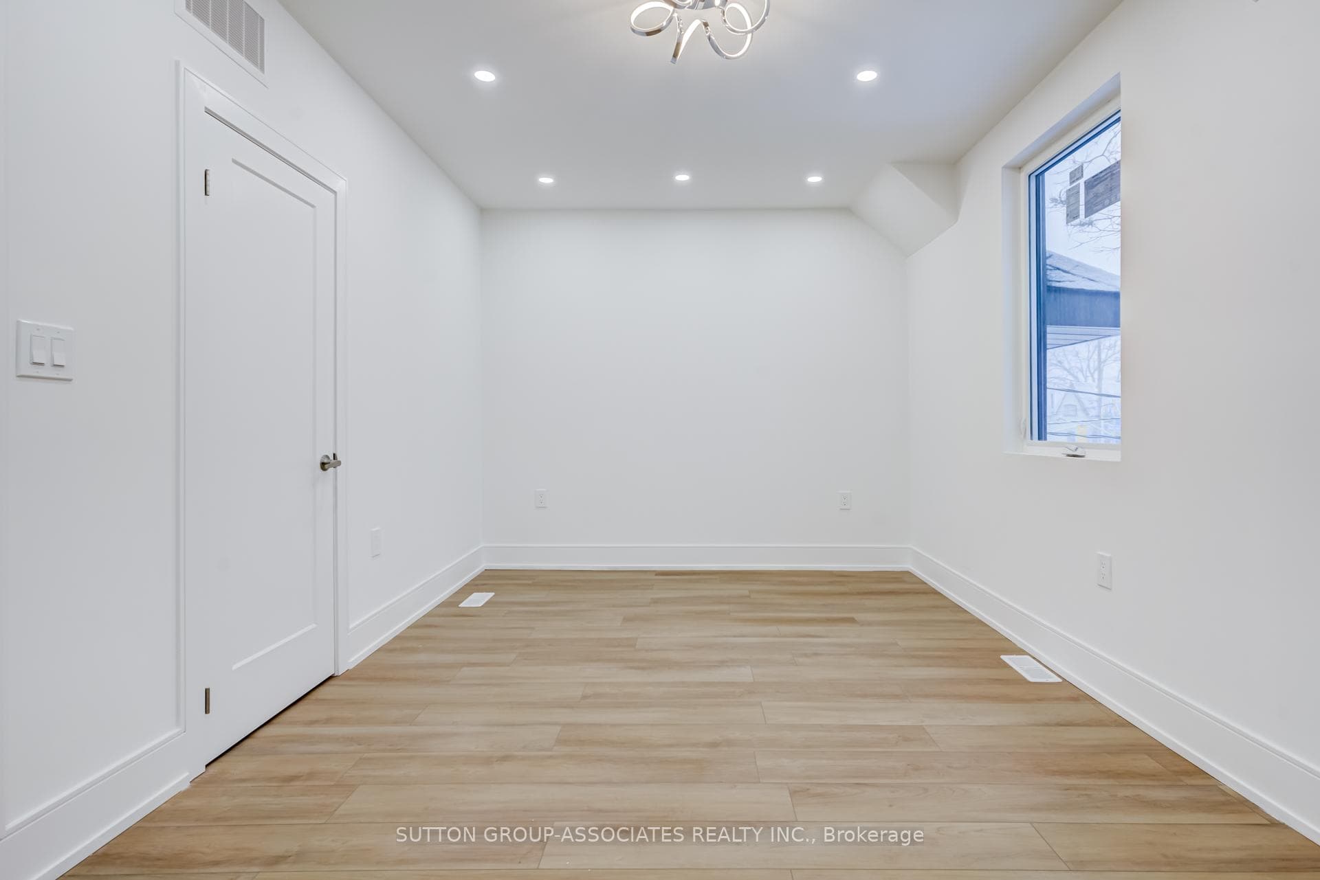 885A Dovercourt Road Unit Upper photo 26