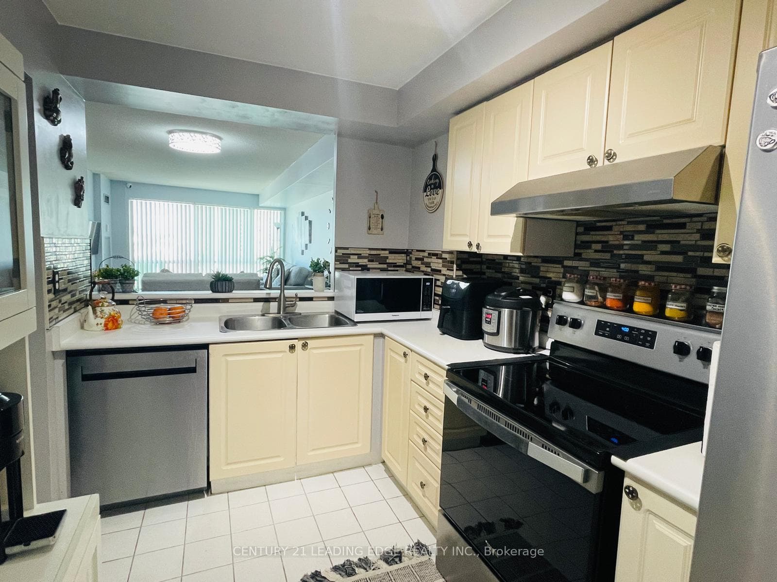 18 Lee Centre Drive Unit 703 photo 3