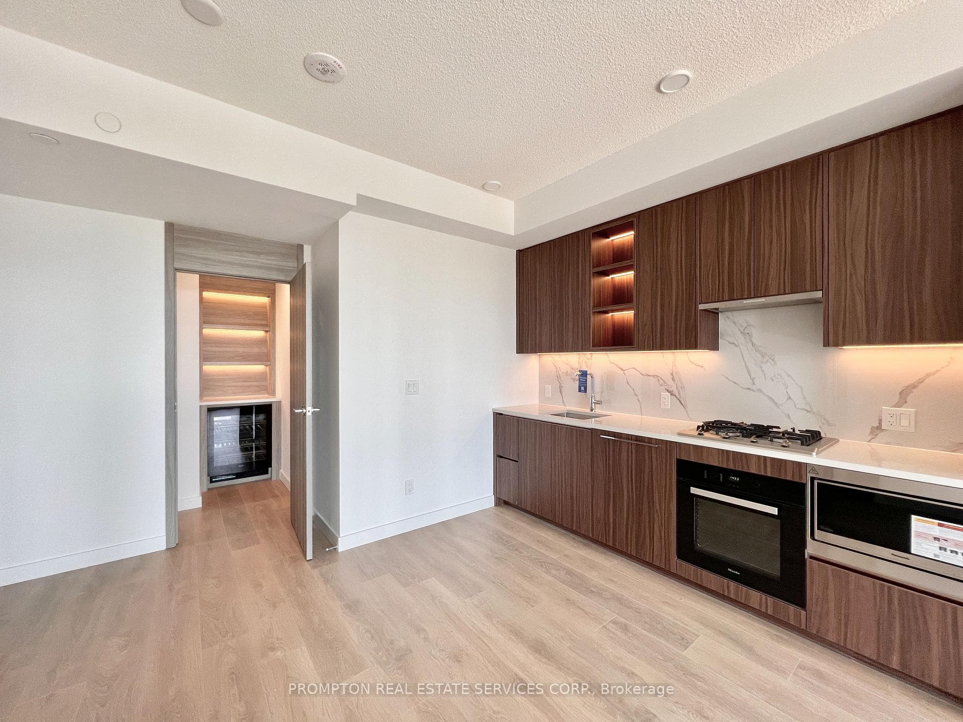 68 Esther Shiner Boulevard Unit 2016 photo 3