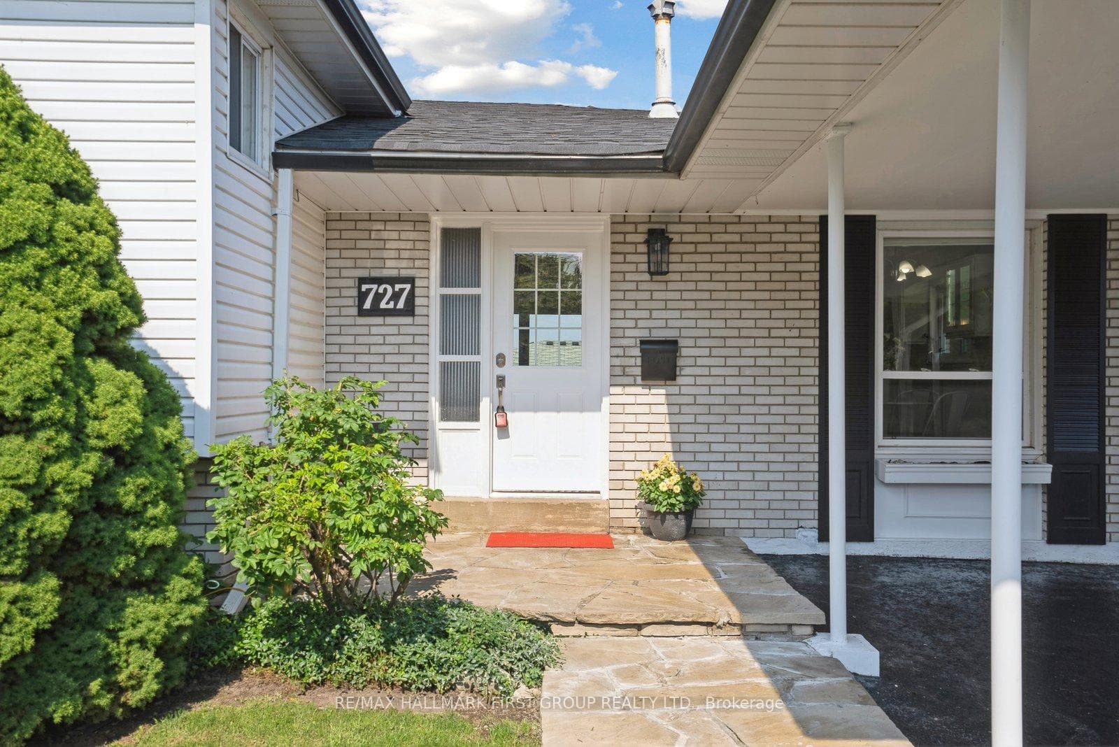727 Leaside Street photo 2