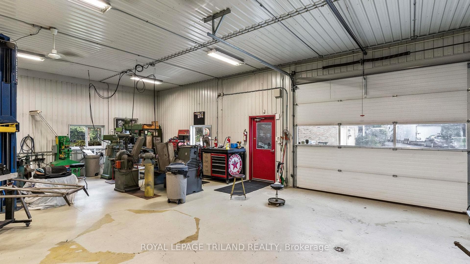 100 amp service, front and back garage doors