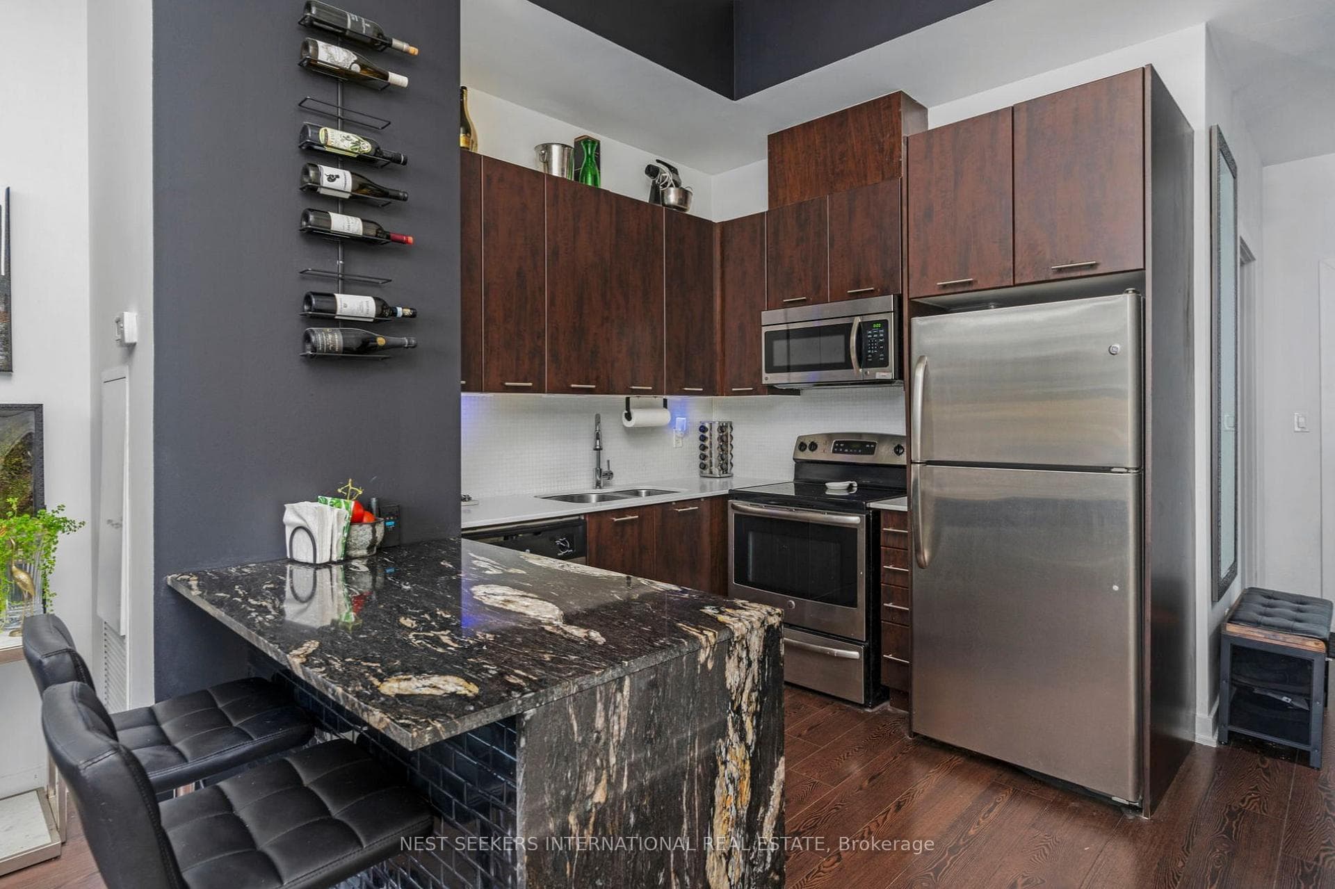 20 Bruyeres Mews Unit 705 photo 4