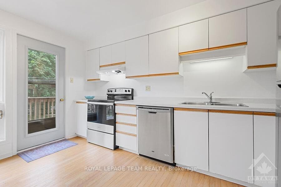 25B ROBINSON Avenue photo 14